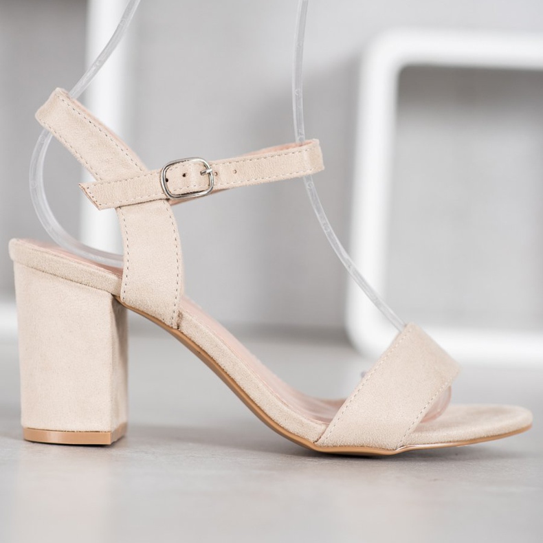 Nio Nio sandales sur un bar brun 2