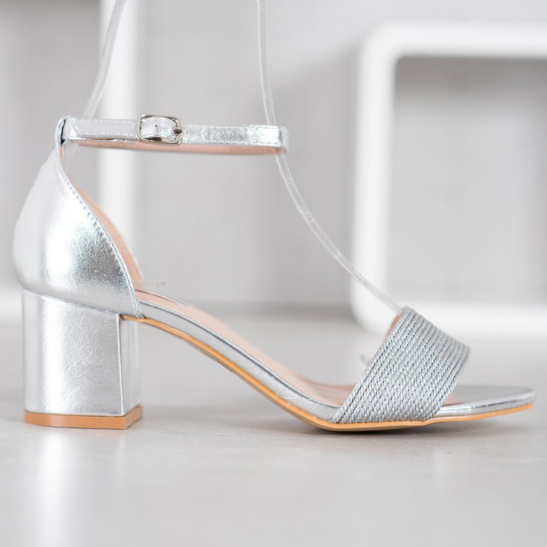 Nio Nio Sandales élégantes sur un bar gris 2