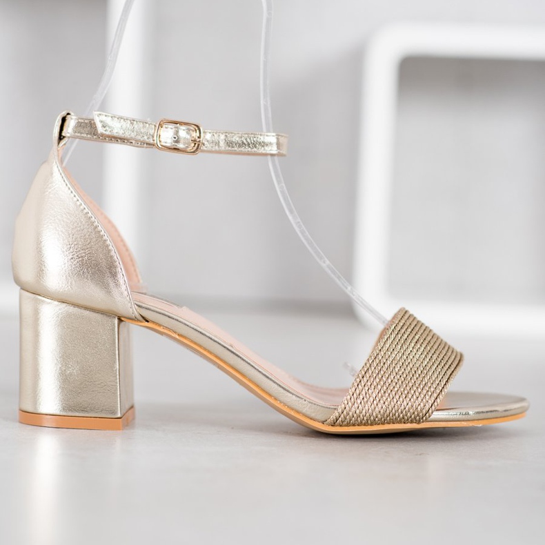 Nio Nio Sandales élégantes sur un bar jaune 2