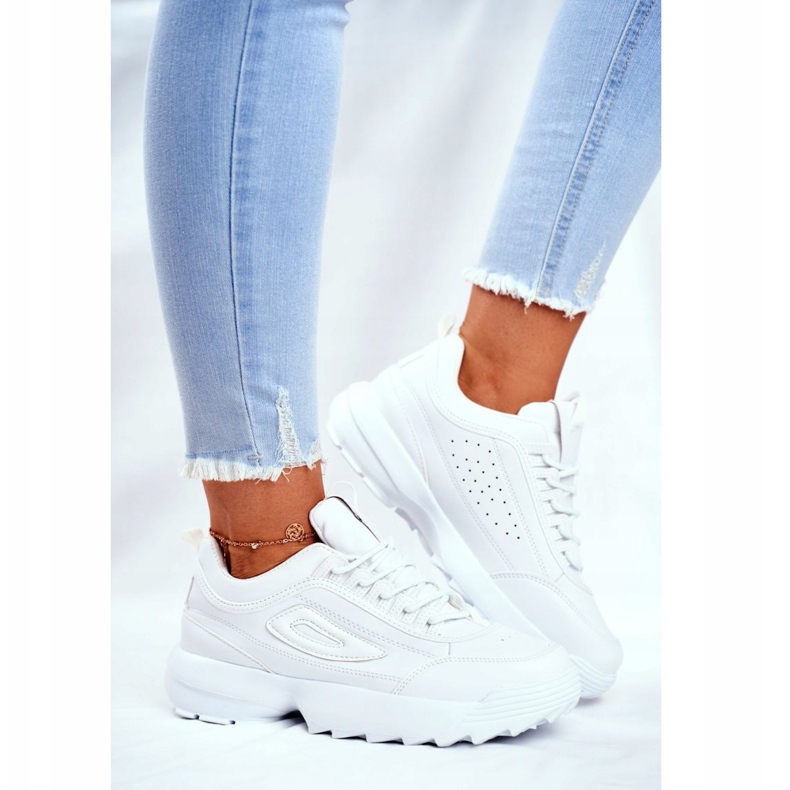 Chaussures de sport pour femmes blanches Hover 2