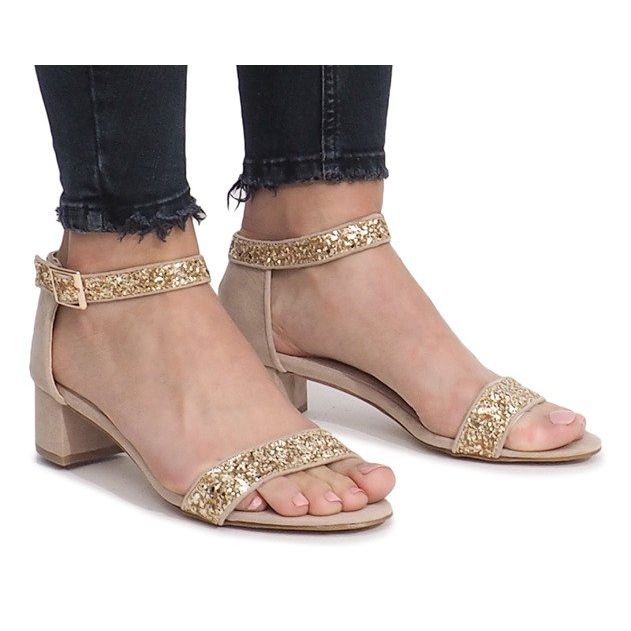 Sandales dorées sur un poteau du Montana d'or jaune 1