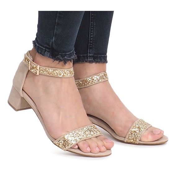 Sandales dorées sur un poteau du Montana jaune 2