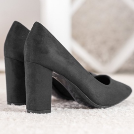 Small Swan Escarpins noirs sur un pilier 1