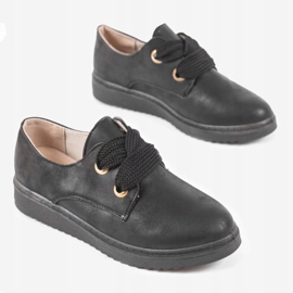 Baskets noires sur le compensé H-18 le noir 1
