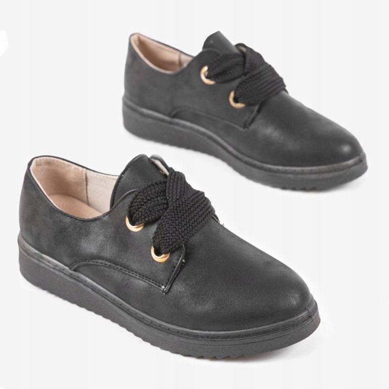 Baskets noires sur le compensé H-18 le noir 1