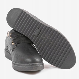 Baskets noires sur le compensé H-18 le noir 2