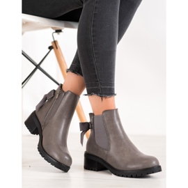 J. Star Bottines Chelsea grises sur une barre 1 J. Star Bottines Chelsea grises sur une barre 1