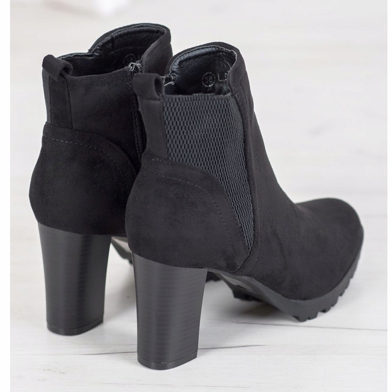 SHELOVET Bottines en daim sur un bar noir 2