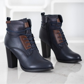 Evento Bottes bleu marine sur un pilier 1 Evento Bottes bleu marine sur un pilier 1