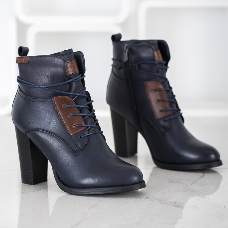 Evento Bottes bleu marine sur un pilier 1