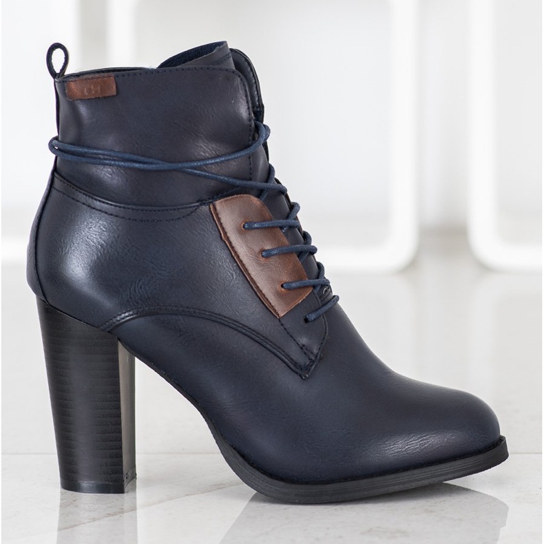 Evento Bottes bleu marine sur un pilier 2 Evento Bottes bleu marine sur un pilier 2