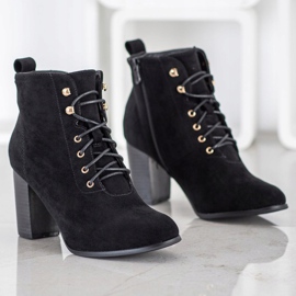 Evento Bottines noires sur un poteau le noir 1