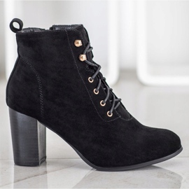 Evento Bottines noires sur un poteau le noir 2