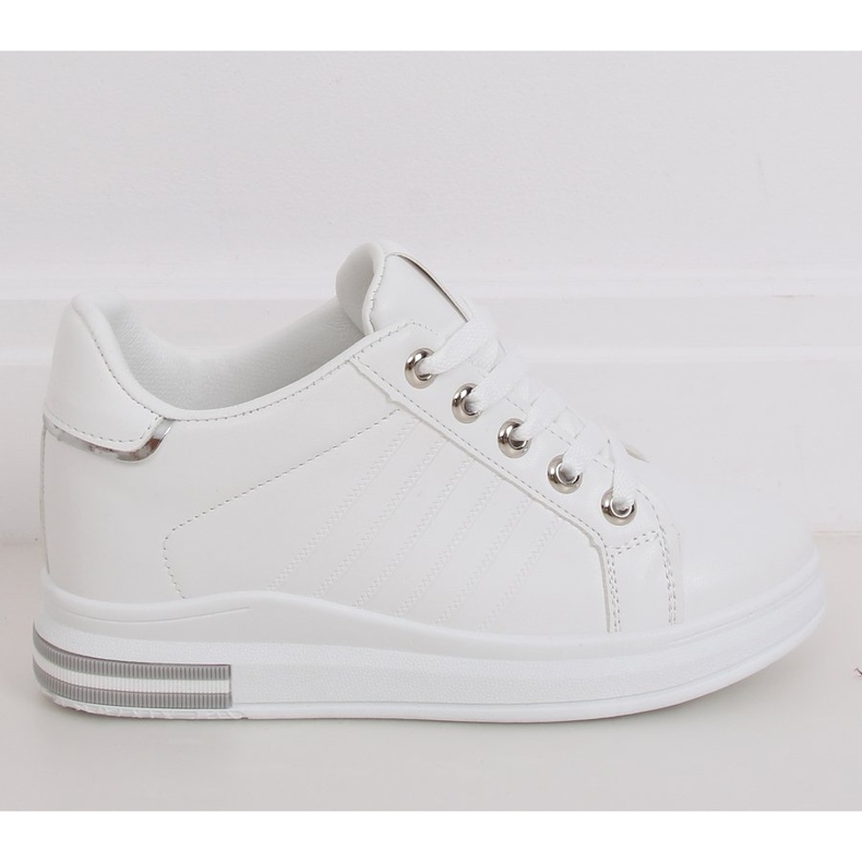 Blanc R78 Baskets blanches sur un coin caché 1