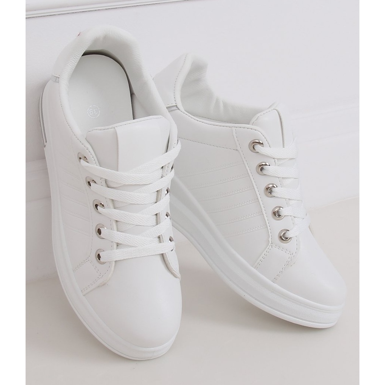 Blanc R78 Baskets blanches sur un coin caché 2