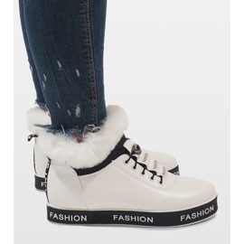 Bottes en daim à fourrure isolées blanches NB252P-1 3