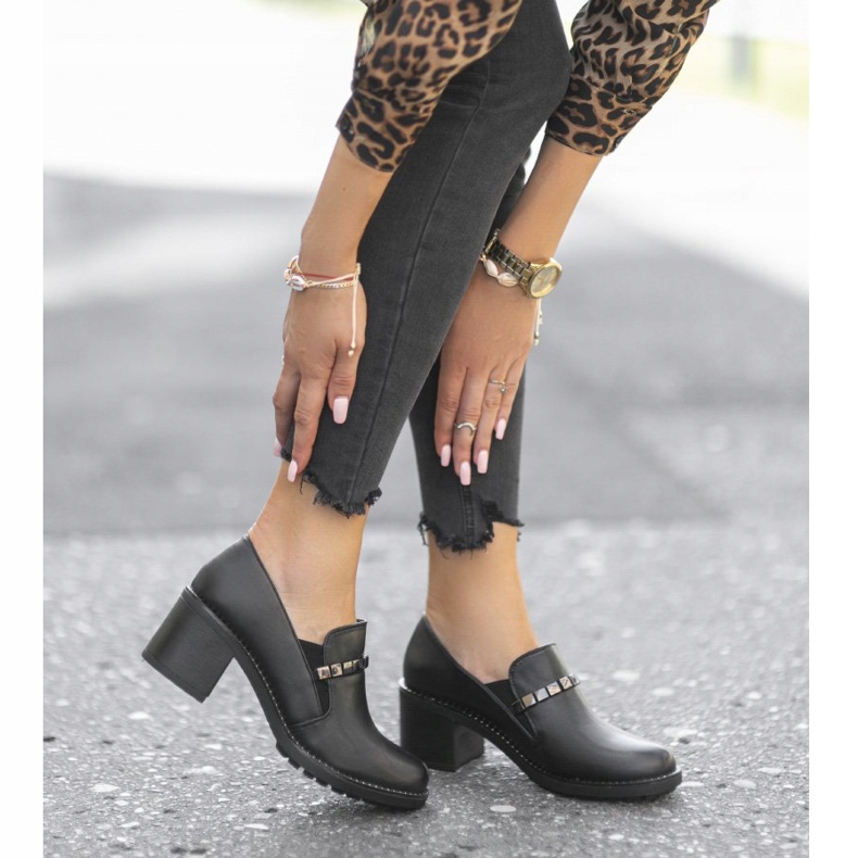 Chaussures noires pour femmes sur le poteau C17-6113 1