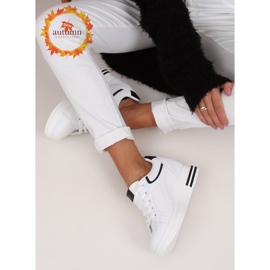 Baskets blanches BY-0370 BLANC/NOIR sur un coin caché 1
