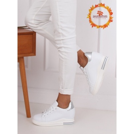 Baskets blanches MY-0367 BLANC/ARGENT sur un coin caché 1