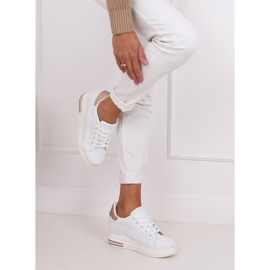 Baskets blanches MY-0367 WHITE / CHAMPAGNE sur un coin caché 5