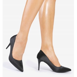 Escarpins noirs sur le talon LEI-160 1