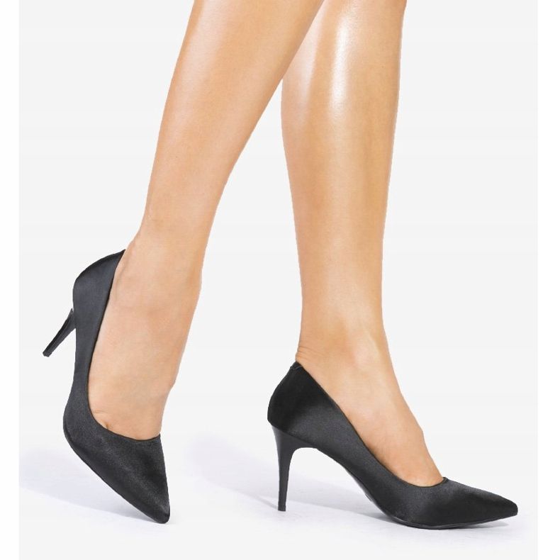 Escarpins noirs sur le talon LEI-160 1