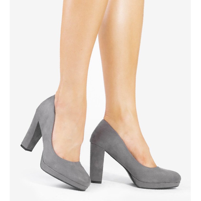 Escarpins en daim gris sur le montant LEI-169 2