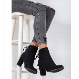 Bottes nouées sur le poste VINCEZA noir 1