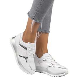 Baskets de sport en éco-cuir blanches 2019-447 1 Baskets de sport en éco-cuir blanches 2019-447 1