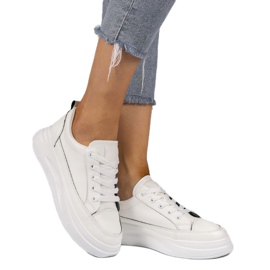 Baskets blanches sur une semelle R50 plus haute le noir 1
