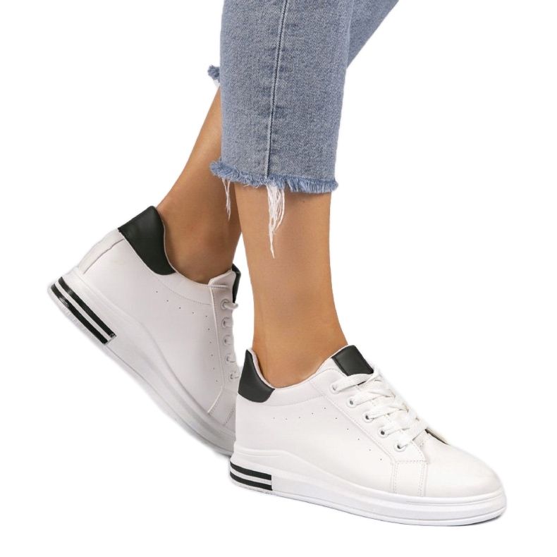 Baskets blanches sur les baskets compensées 1061 noir 1