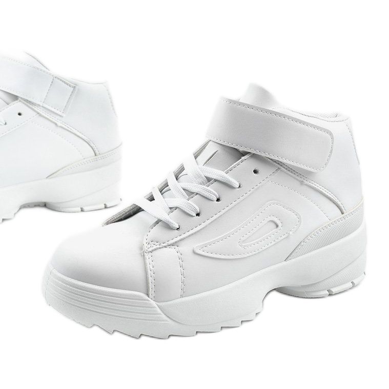 Baskets de sport en similicuir blanches B-05 1