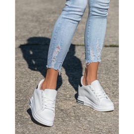 SHELOVET Chaussures de sport sur un coin blanc 1