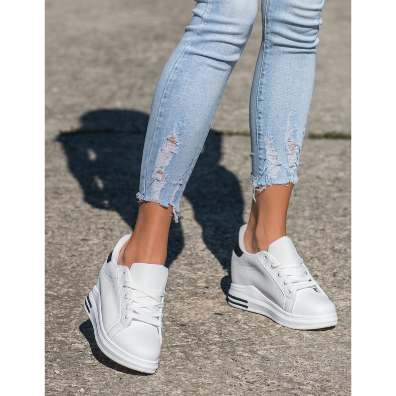 SHELOVET Chaussures de sport sur un coin blanc 1