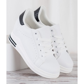 SHELOVET Chaussures de sport sur un coin blanc 2