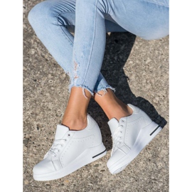 SHELOVET Chaussures de sport sur un coin blanche 1
