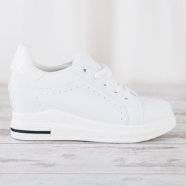 SHELOVET Chaussures de sport sur un coin blanc 2