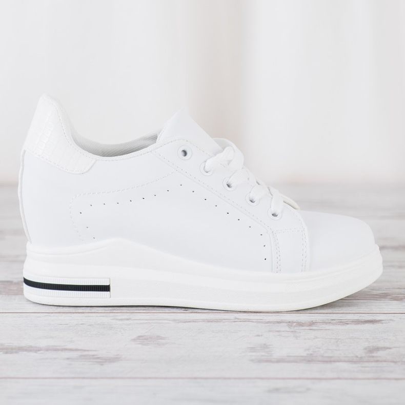 SHELOVET Chaussures de sport sur un coin blanc 2