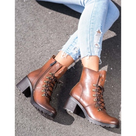 Travailleurs sur le poste VINCEZA brun 1