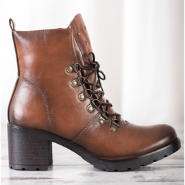 Travailleurs sur le poste VINCEZA brun 2