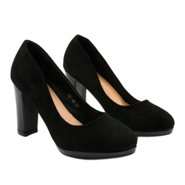 Escarpins noirs sur le poteau LEI-69 2