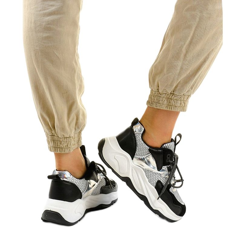 Baskets de sport blanches avec inserts noirs RAL-63 le noir 1