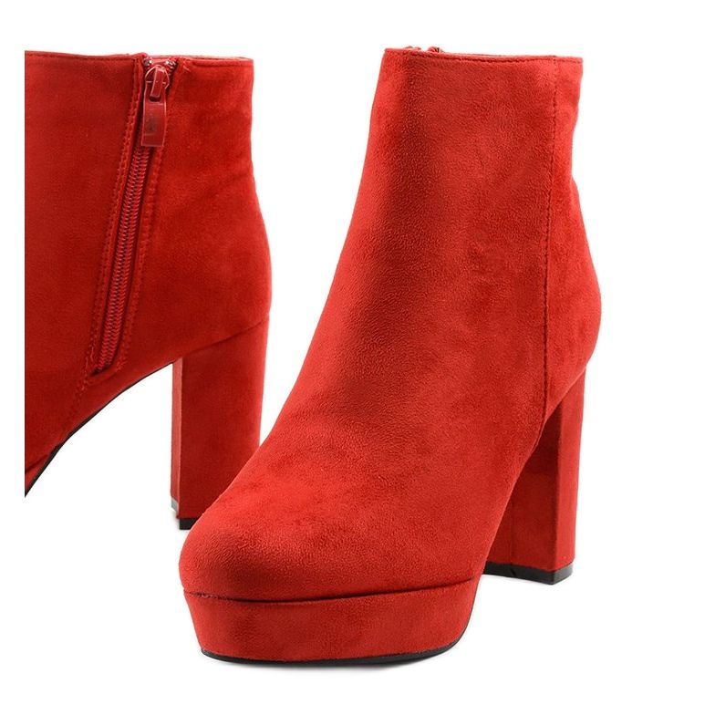 Bottines rouges sur le poste Neadarea 1