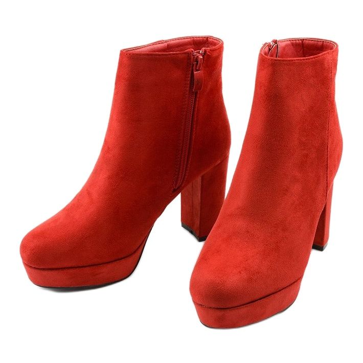 Bottines rouges sur le poste Neadarea 2