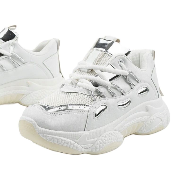 Baskets de sport blanches plus longues 1 Baskets de sport blanches plus longues 1