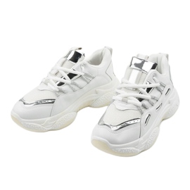 Baskets de sport blanches plus longues 2 Baskets de sport blanches plus longues 2