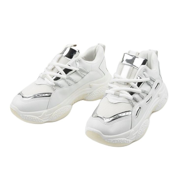 Baskets de sport blanches plus longues 2 Baskets de sport blanches plus longues 2