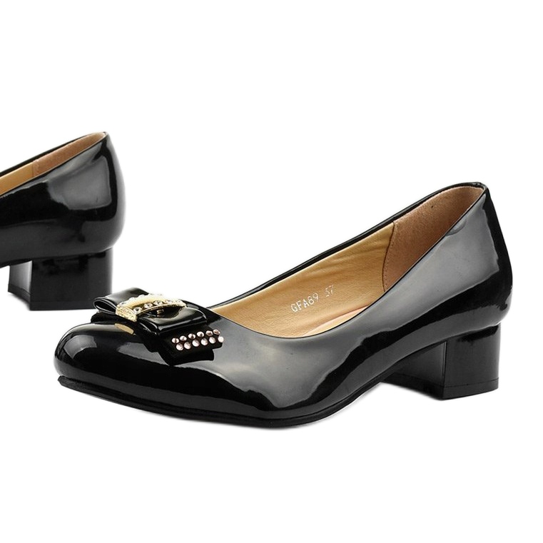 Escarpins laqués noirs sur le poteau GFA89 1