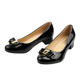 Escarpins laqués noirs sur le poteau GFA89 2