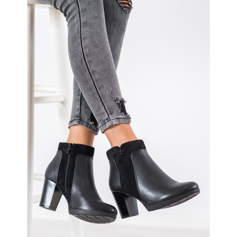 SHELOVET Bottes sur un poteau noir 1